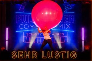 Sehr lustig: Comedian verschwindet in einem riesigen pinken Ballon